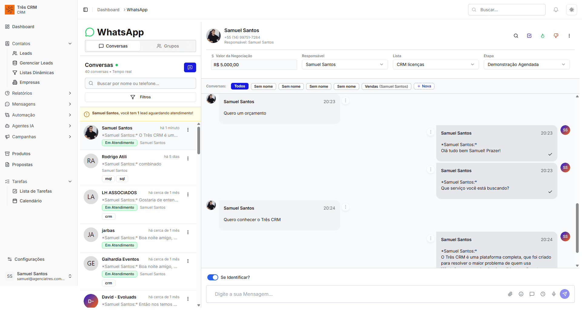 Interface do Três CRM mostrando a integração nativa com WhatsApp